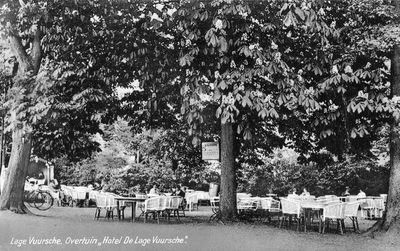 604982 Gezicht op de tuin met terras en bloeiende kastanjebomen van het hotel De Lage Vuursche (Dorpsstraat 2) te Lage ...